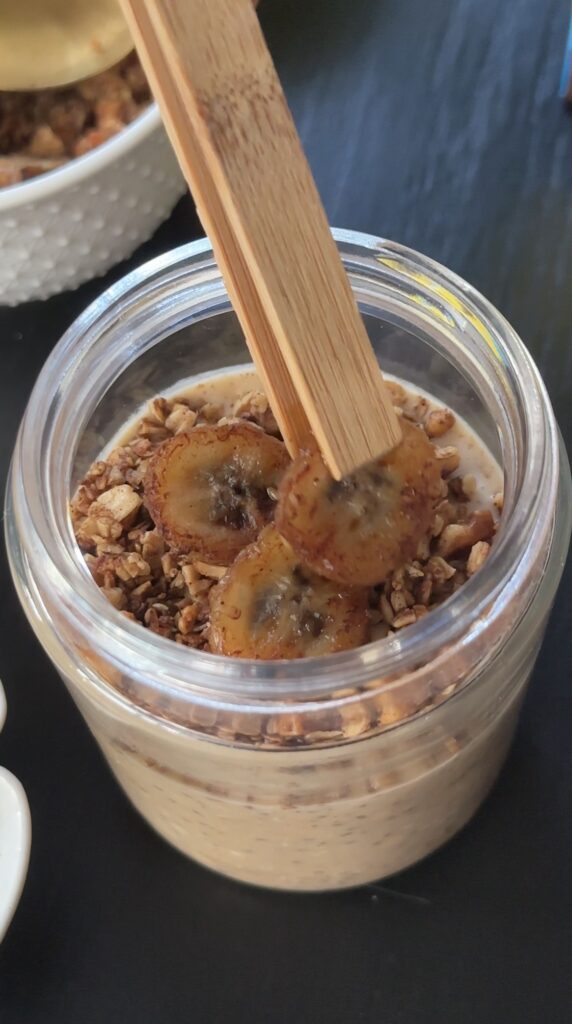 adding 3 caramelized bananas on top of banana bread oat crumble,